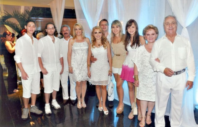 Família em festa- Os amigos Gislene e José Macedo Neto comemoraram o ano novo no Iate Clube de Guaratuba ao lado dos filhos e netos. Na foto, Henrique, Conrado, Hamilton e a esposa Ione, Giselle e o marido Augusto Goedert, Giulilianne e o casal Gislene e José | 