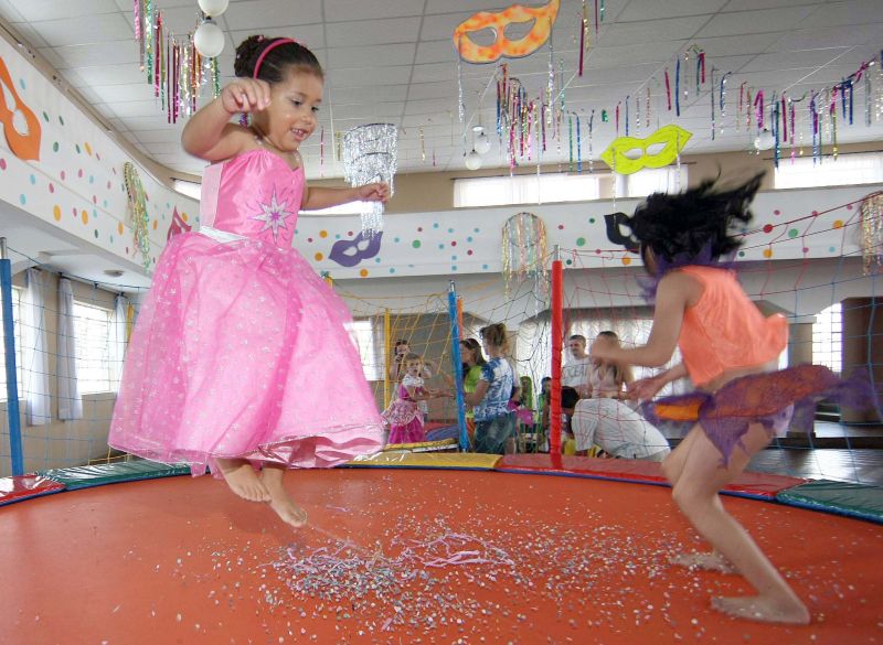 Ana Beatriz (de rosa) frequenta os matinês há três anos e diz que adora a festa | Ivonaldo Alexandre / Gazeta do Povo