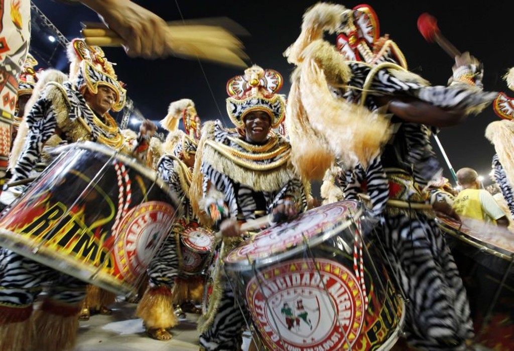 Bateria da Mocidade Alegre, no segundo dia de desfile em SP