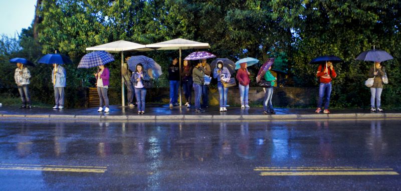 No início da manhã, moradores ainda aguardavam na fila com esperança de que algum ônibus estivesse circulando | Antonio Costa/Agência de Notícias Gazeta do Povo