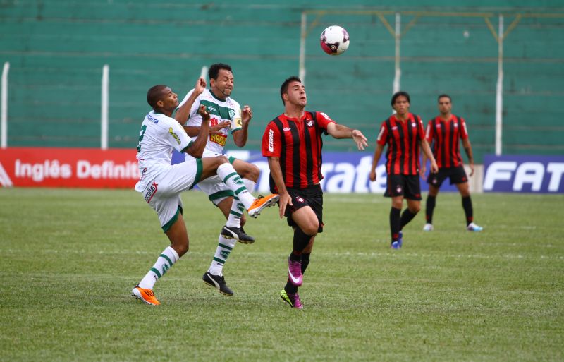 Bruno Furlan divide o lance com defensores do Arapongas | Roberto Custódio / Jornal de Londrina