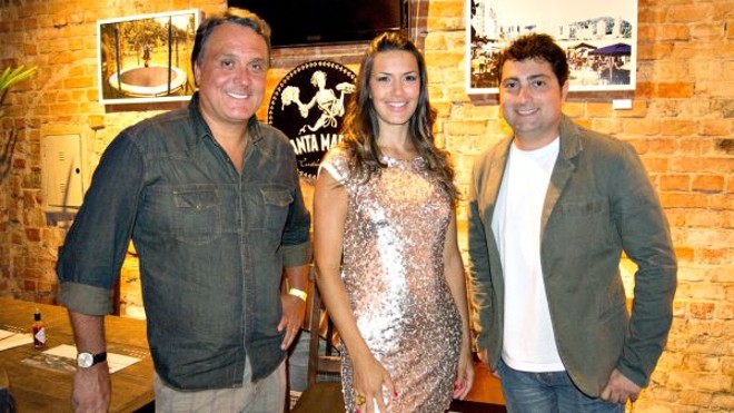 Lançamento Nex Exhibition- O empresário Gustavo Haas, do Grupo Taco, a jornalista Angélica Fenley Belich e o empresário Gustavo Ferreira, do Grupo TAJ, estavam entre os fotógrafos amadores escolhidos pela Sony para fazerem registro com a nova câmera NEX-C3. A mostra das fotos, intitulada NEX Exhibition, aconteceu no Bar Santa Marta |