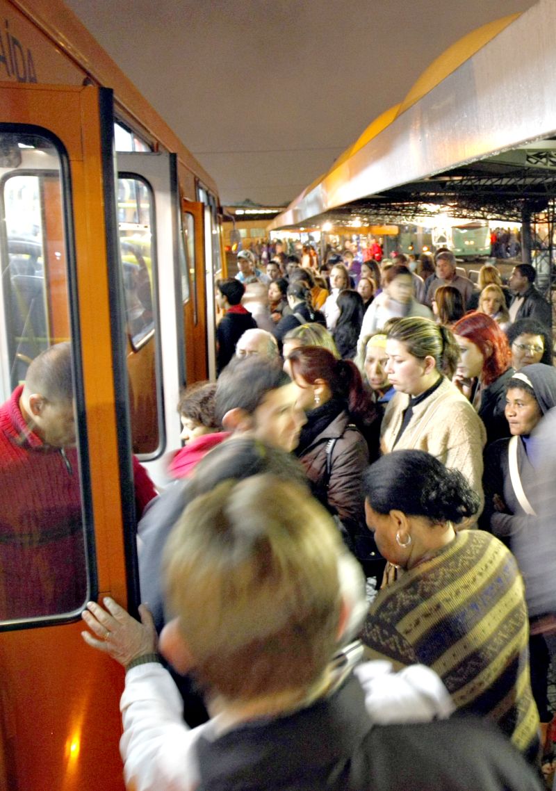 60% dos curitibanos precisam dos ônibus para chegar ao trabalho: dependência exagerada | Daniel Castellano/ Gazeta do Povo