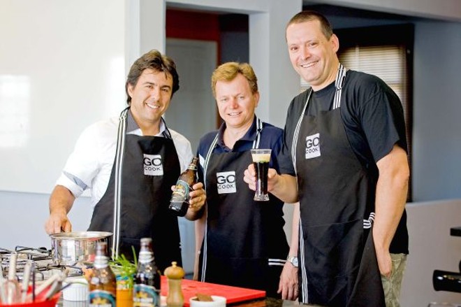 Mario Neto e Valdecir Scopel (ambos à esq.), sócios da microcervejaria Bier Hoff, com o chef Alexandre Bressanelli (à dir.), que desenvolveu uma receita exclusiva com a cerveja Nigra, que tem uma combinação de maltes importados em sua composição. O prato chama-se