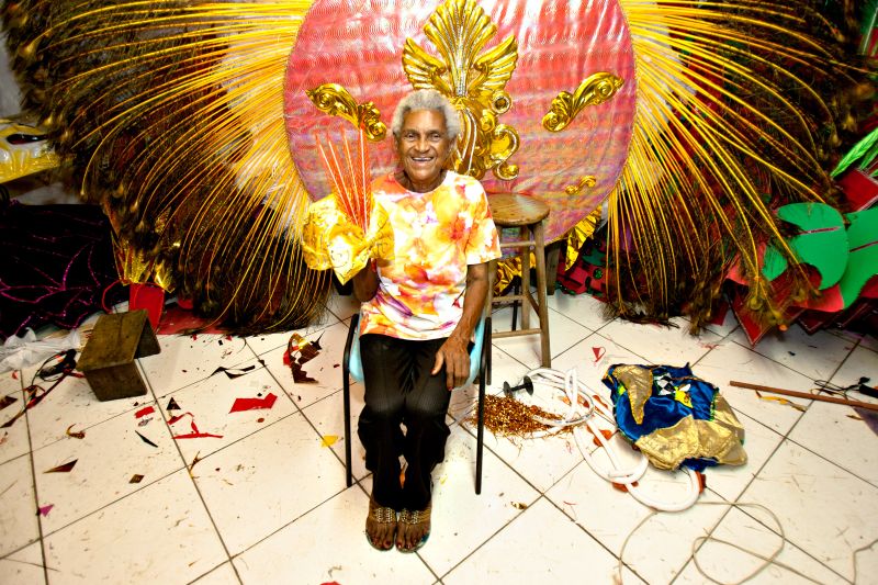 Aos 85 anos, Milene Rosa Gomes preside a escola de samba Acadêmicos do Litoral Paranaense, que ajudou a fundar há mais de quatro décadas: sou a baiana mais querida do carnaval de Paranaguá | Henry Milleo/Gazeta do Povo