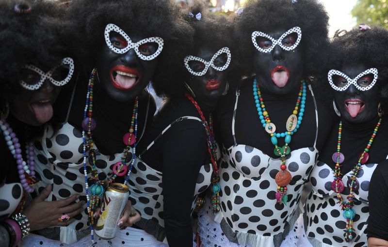 Foliões acompanham o Cordão do Bola Preta | AFP