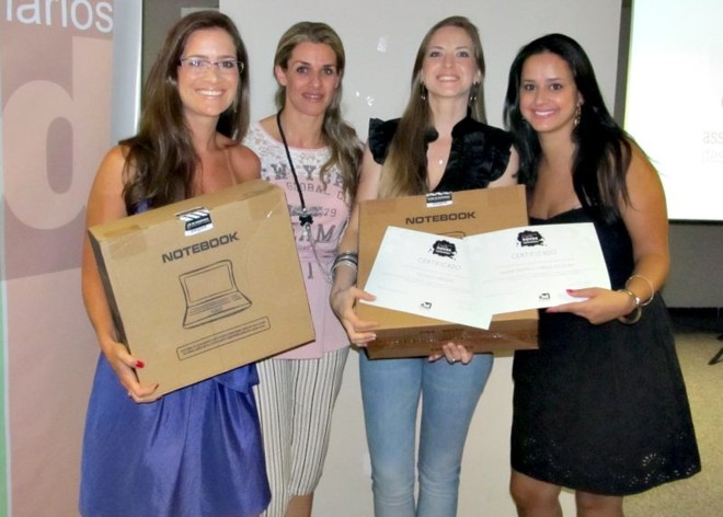 Novos talentos- As estudantes Celina Bianca Schroder, Daiane Nicolau e Hellen Maschio de Souza, alunas do Curso Técnico de Design de Interiores do Cepdap acabam de receber o prêmio nacional Novos Talentos 2011, concedido pela Associação Brasileira de Designers de Interiores. Celina ficou em primeiro lugar, Daiane em segundo e Hellen, em quarto. Na foto, a professora Ana Cristina Ávila, a diretora do Cepdap, Claudiane Cassol, e as vencedoras Celina Schroder e Daiane Nicolau |