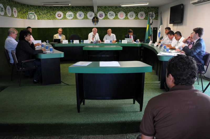 Reunião ontem na Federação Paranaense de Futebol teve insatisfação e protesto contra a marcação do início da Série Prata | Daniel Caron/Gazeta do Povo