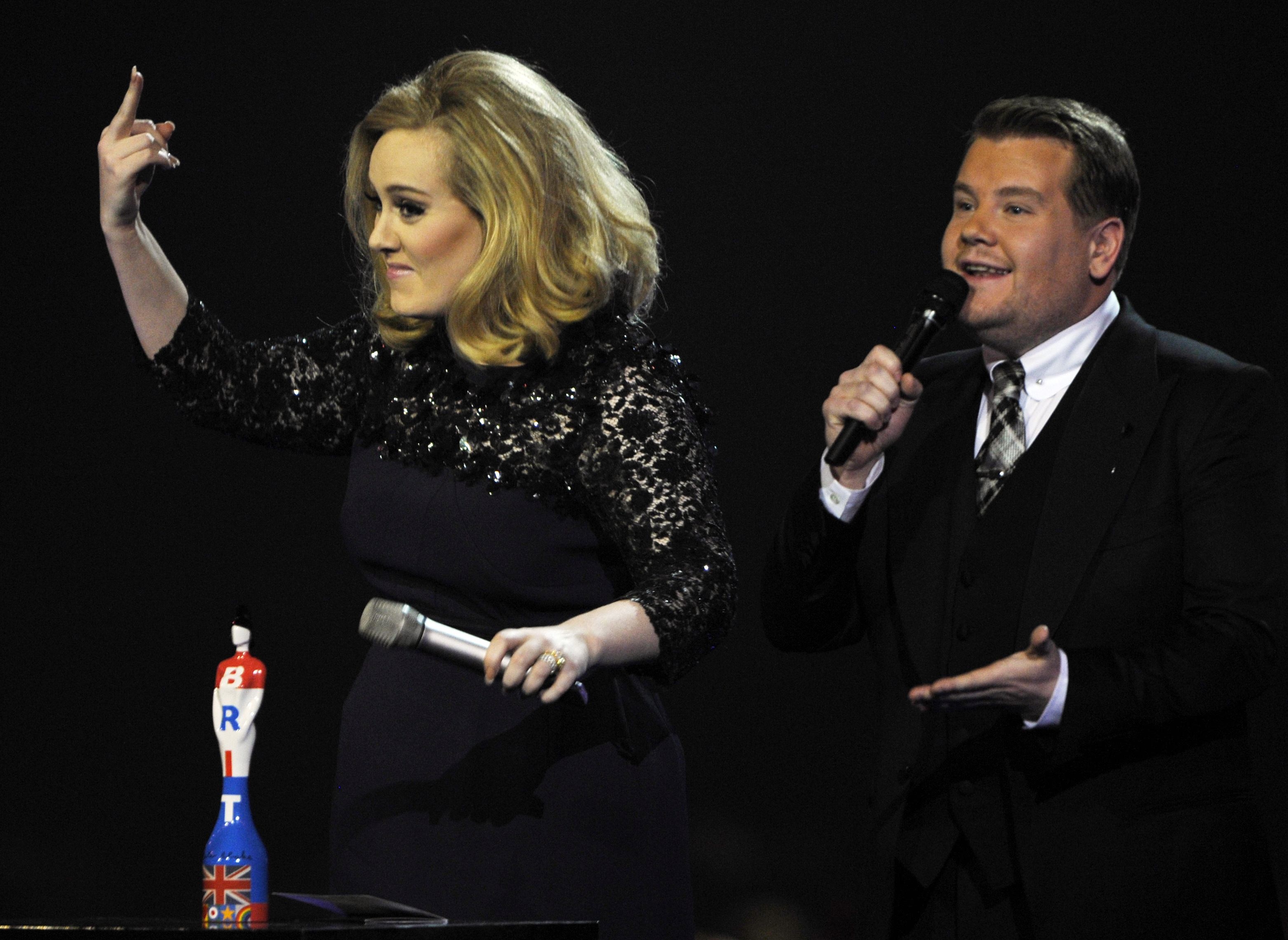 Adele gesticula para os organizadores do Brit Awards 2012, no momento em que é interrompida durante discurso de agradecimento do prêmio de Melhor Álbum. | Dylan Martinez/Reuters