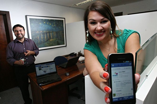 Henrique e Patrícia usam o Facebook para trabalhar e acompanhar os amigos | 