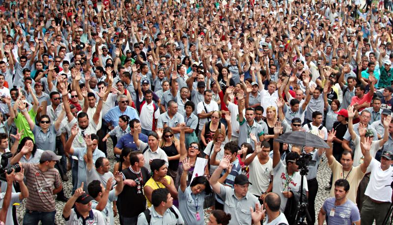 Cerca de 3 mil trabalhadores reunidos em assembleia ontem à tarde aprovaram o fim da greve e comemoraram o desfecho positivo da negociação | Walter Alves/ Gazeta do Povo