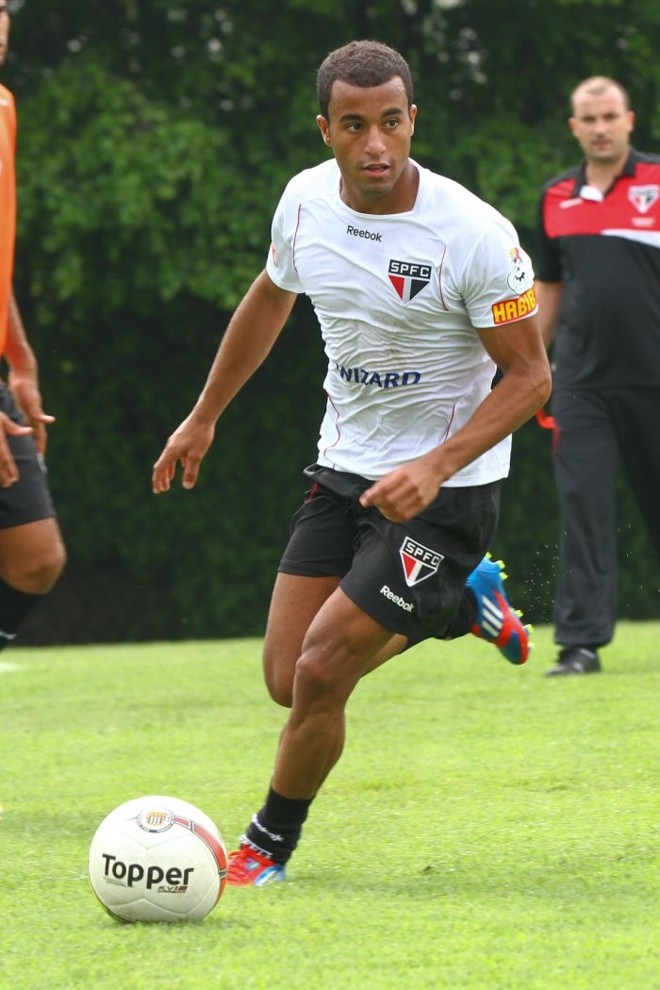 Lucas se apresenta ao técnico Mano Menezes após o clássico com o São Paulo | Luiz Pires/VIPCOMM