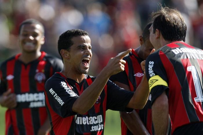 Bruno Mineiro comemora com Paulo Baier o primeiro de seus dois gols na goleada sobre o Roma | Albari Rosa / Gazeta do Povo