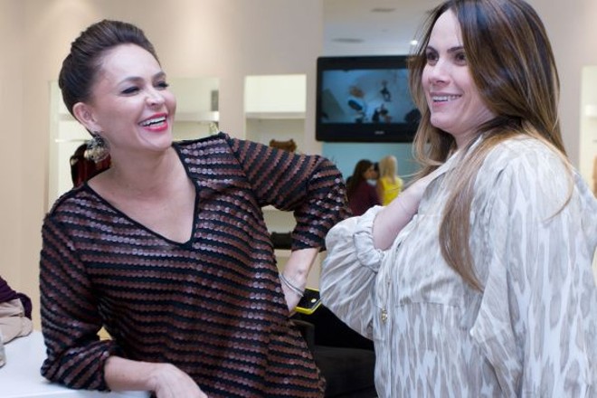 A empresária Luciane Beira (à dir.) foi prestigiar sua amiga Giselda Dtizel (à esq.), franqueada da Mixed, no lançamento da Coleção Inverno 2012, no Shopping Crystal |