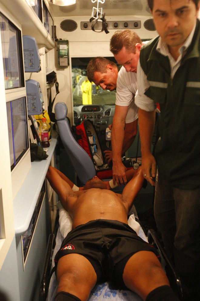 Ricardinho foi atendido por uma ambulância durante o clássico Atletiba desta quarta | Daniel Castellano / Gazeta do Povo
