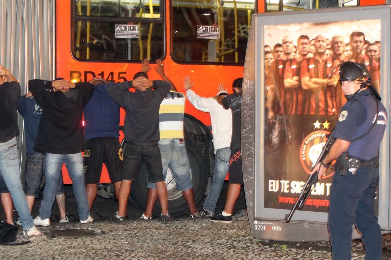 Polícia revista torcedores que promoviam tumultos: cinco menores foram apreendidos por armar tocaia à espera da passagem dos rivais | Albari Rosa/Gazeta do Povo