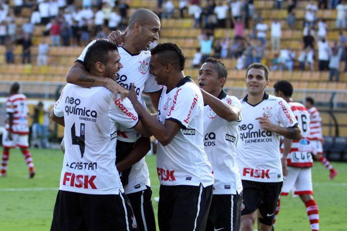 Jogadores corintianos comemoram gol durante o Paulistão. Time é lider com 100% de aproveitamento | Leo Barrilari/Folhapress