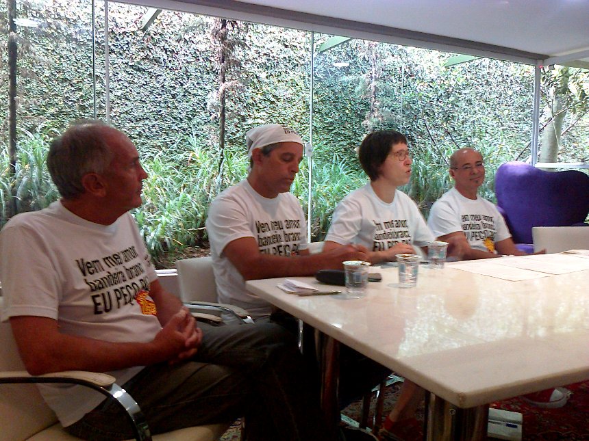 Em coletiva, os integrantes do bloco reafirmaram a realização do último pré carnaval no Largo da Ordem e lançaram campanha pela paz na festa | Rodrigo Batista/Gazeta do Povo
