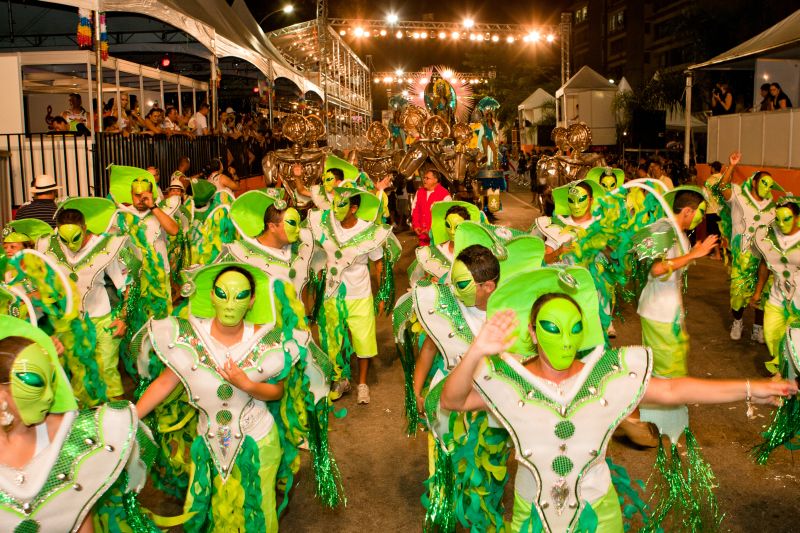 A escola de samba vencedora, em Paranaguá, resgatou as tradicionais marchinhas dos anos de ouro do carnaval | Henry Milleo / Gazeta do Povo
