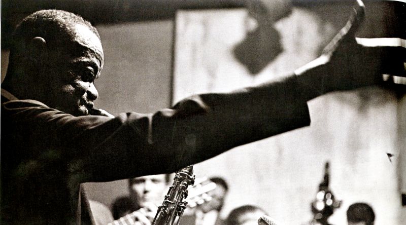 Além de instrumentista e compositor, Pixinguinha também fazia arranjos para todos os tipos de formação de roda de choro a orquestra. Acima, o músico rege enquanto toca saxofone, seu principal instrumento | Reprodução