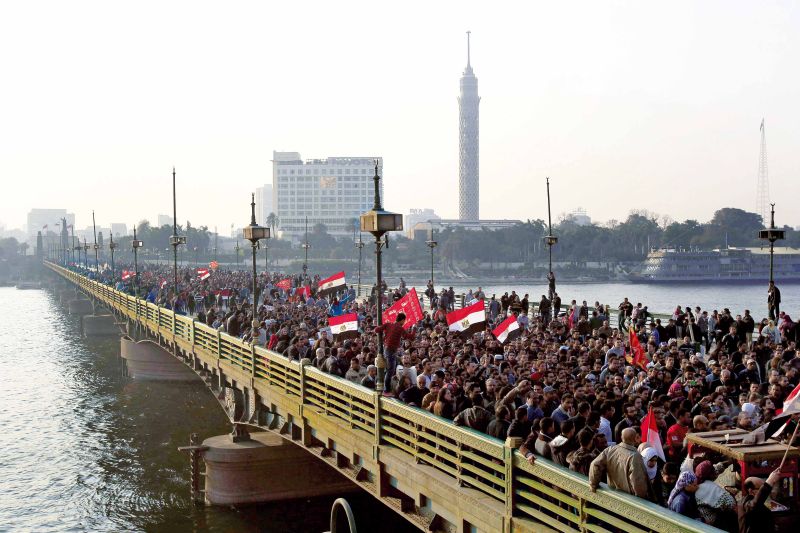 Multidão se dirige à sede do Ministério do Interior do Egito, no Cairo, para protestar contra a falta de segurança em estádio de futebol onde foram mortas 74 pessoas durante tumulto na cidade de Port Said | Mahmud Hams/AFP