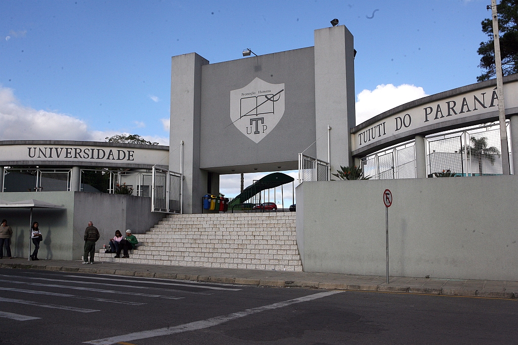 Alguns dos professores ainda não receberam o salário de dezembro e outros ficaram sem os benefícios referentes ao 13º e às férias | Valterci Santos/Gazeta do Povo