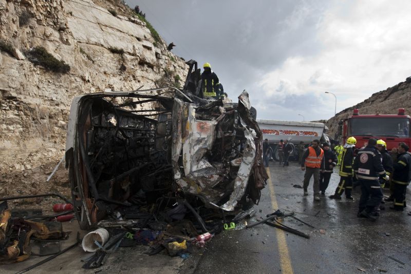 Um paramédico disse que parecia que os dois veículos haviam colidido frontalmente na chuva "em uma estrada íngreme e escorregadia" | AFP PHOTO / AHMAD GHARABLI