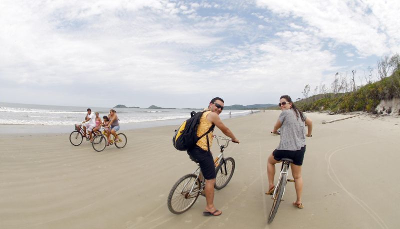 Os gaúchos Vinícios e Maísa fizeram um passeio de uma hora até a Fortaleza Nossa Senhora dos Prazeres, na Praia da Fortaleza: vento no rosto e liberdade | Fotos: Daniel Castellano/ Gazeta do Povo