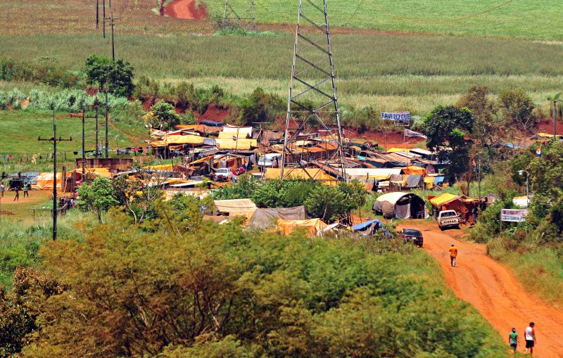 Sem-terra paraguaios estão acampados na cidade de Ñacunday, a 75 quilômetros de Foz do Iguaçu, e ameaçam invadir áreas agrícolas de brasiguaios | Marcos Labanca/Gazeta do Povo