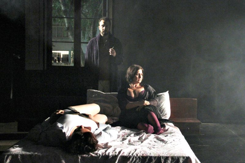 Samir, Rosana (à dir.) e Maia: estética do frio permeia peça | Elenize Dezgeniski /Divulgação