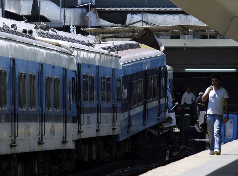 O trem, com cerca de 2 mil passageiros, da companhia privada TBA, chocou-se nesta quarta-feira contra a estação terminal Once, em Buenos Aires | Marcos Brindicci/Reuters