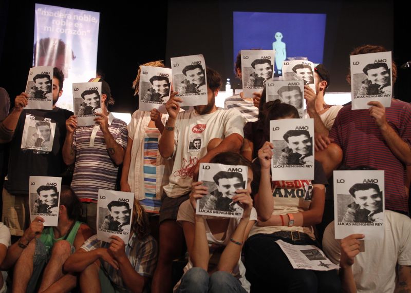Amigos do passageiro Lucas Menghini Rey, morto no acidente de trem em Buenos Aires, segura fotos do jovem. Parentes e amigos das vítimas marcharam nesta terça-feira (28) pelas ruas da capital argentina para pedir justiça | Enrique Marcarian/Reuters