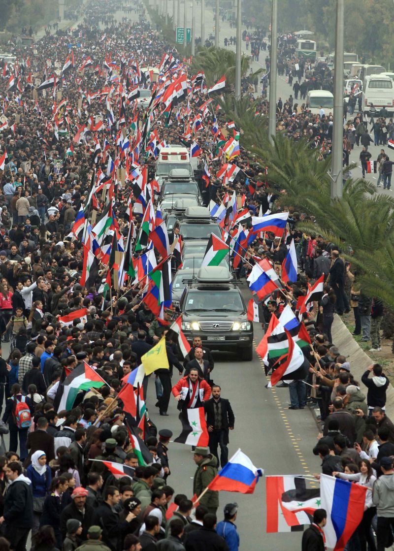 Partidários do ditador Bashar Assad recepcionam o ministro de Relações Exteriores da Rússia, Sergei Lavrov, em Damasco | Reuters/Sana