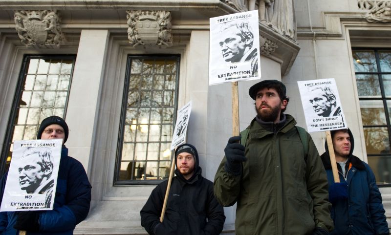 Manifestantes em favor de Julian Assange esperam em frente à Suprema Corte, em Londres | AFP PHOTO / LEON NEAL