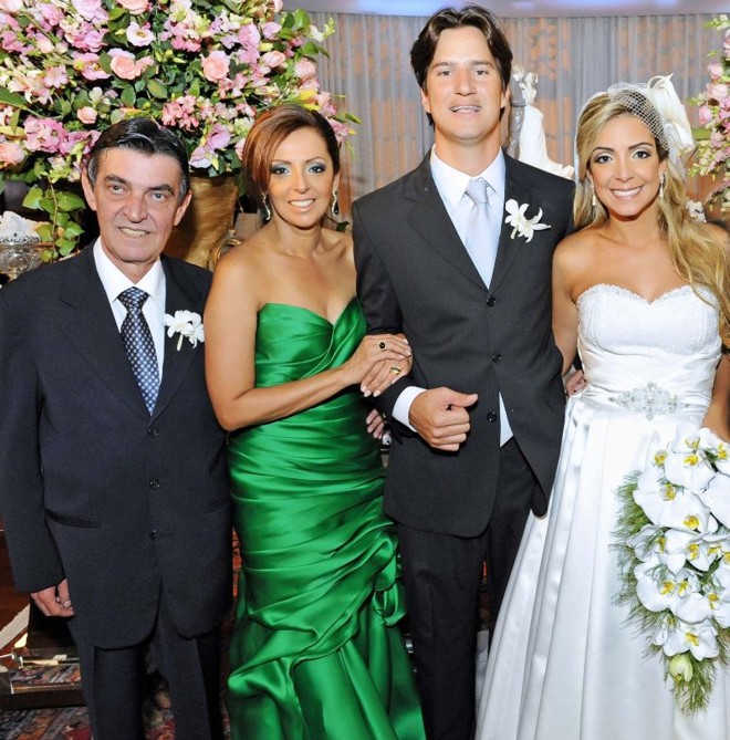 Os recém-casados ao lado dos pais dela, Elizabeth e José Antonio |
