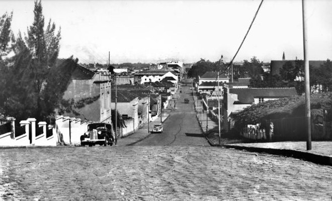 Alto da Rua XV de Novembro esquina com Ubaldino do Amaral, em direção ao centro da cidade. Foto de 1940 | 