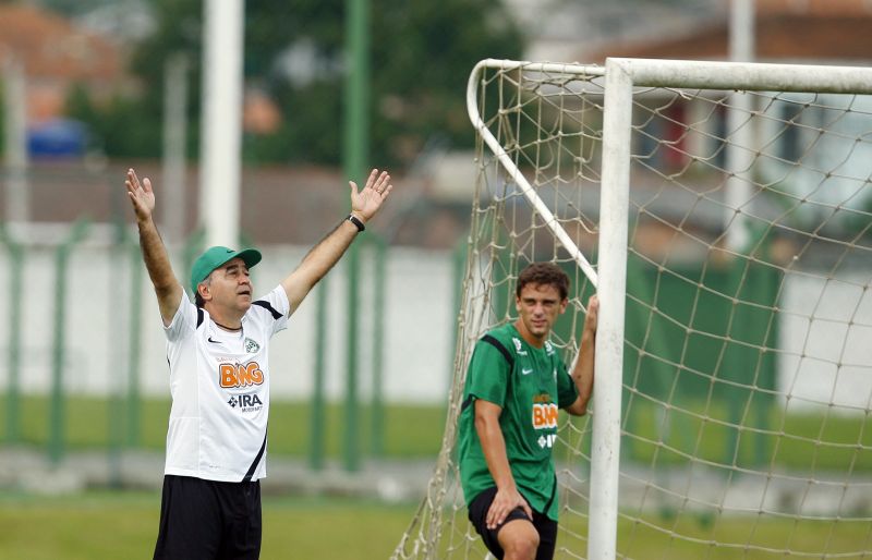 Marcelo Oliveira ergue as mãos ao céu, observado pelo zagueiro Lucas Mendes: Coritiba precisa vencer e secar Atlético e Cianorte para conquistar o primeiro turno | Daniel Castellano/ Gazeta do Povo