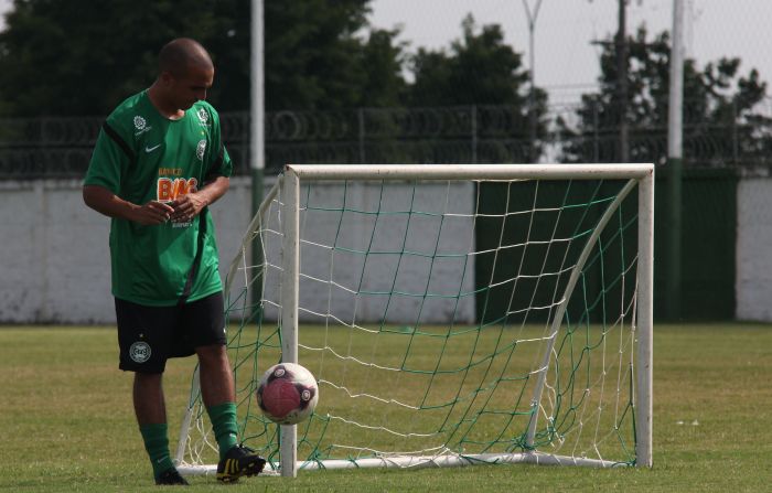 Com outros laterais lesionados, volante Gil deve assumir a ala direita do Cox contra o Roma | Walter Alves / Gazeta do Povo