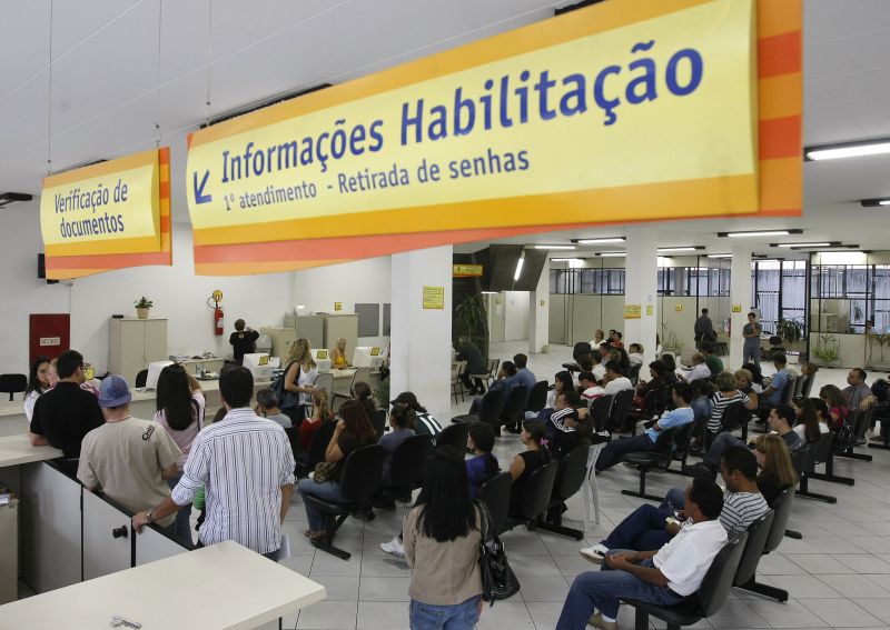 Detran: governo estadual alega falta de viabilidade técnica para fazer alterações no sistema de cobrança e manter as tarifas reajustas, não cumprindo a decisão judicial | Rodolfo Bührer/Arquivo/ Gazeta do Povo