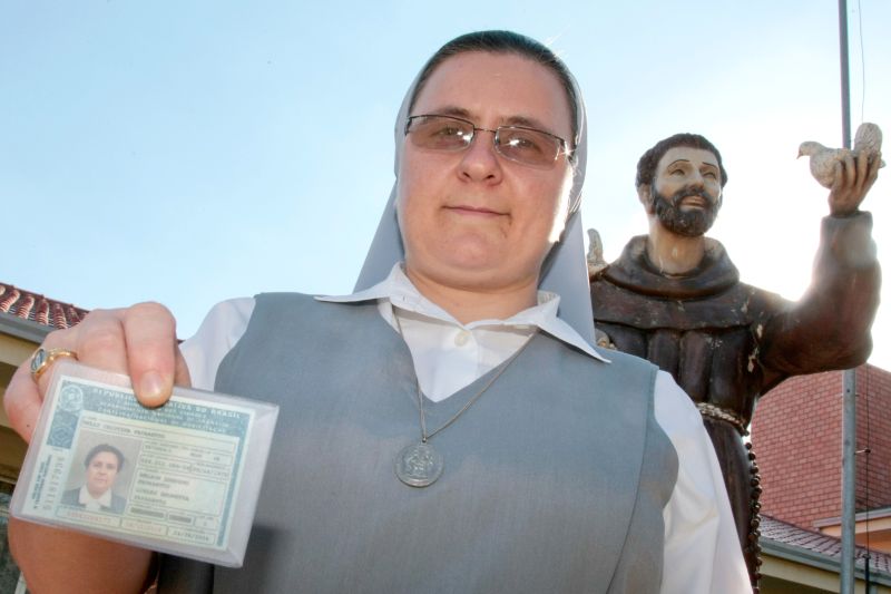 Diante da derrota em 1ª instância, Kelly chegou a se submeter à foto sem o hábito. Agora, se quiser, pode refazer o documento | Cesar Machado/Valepress