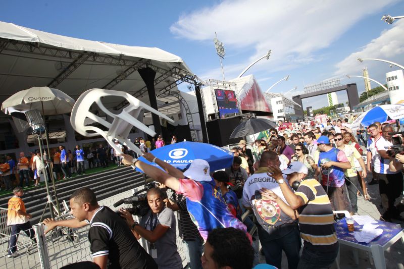 Integrantes de escolas de samba invadem local de apuração, atacam jurados e jogam para o alto os papéis com as notas | Robson Ventura / Folha Press