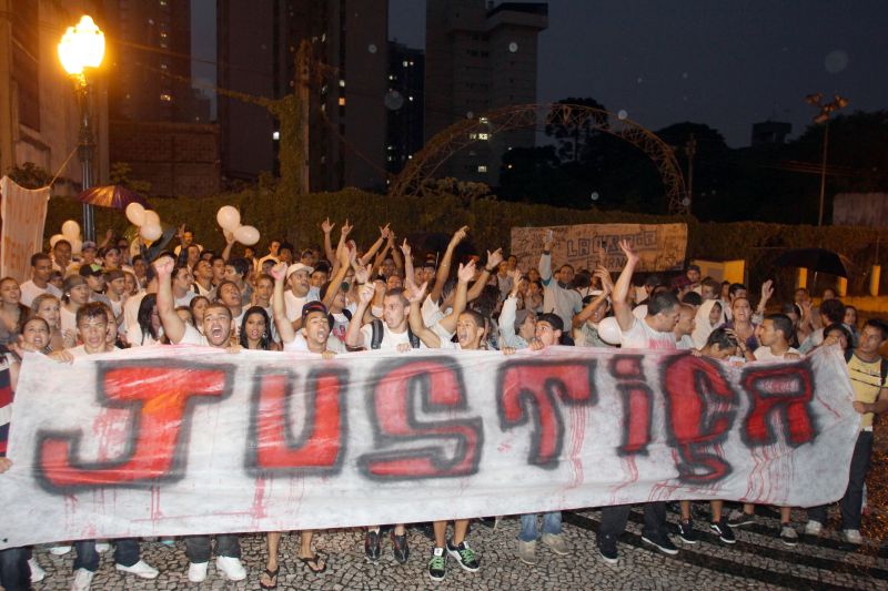 Familiares e amigos da vítima fizeram um protesto ontem no local do crime | Walter Alvez/ Gazeta do Povo
