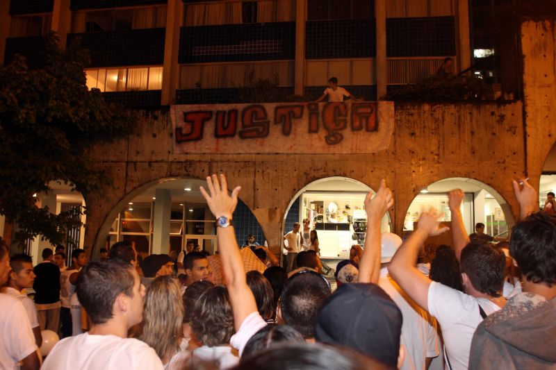 Manifestantes pediram Justiça para o caso da morte de Andersandio Soares Franco, assassinado na última terça-feira (21) nas proximidades de um shopping em Curitiba | Walter Alves/Gazeta do Povo