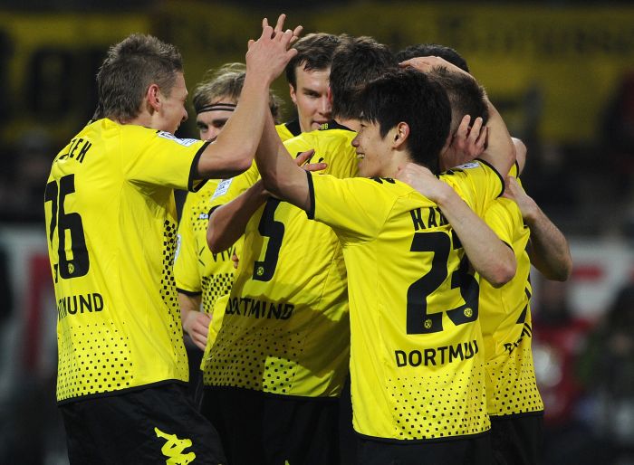 Borussia comemora vitória que aumenta sua vantagem no Alemão | Patrik Stollarz/AFP