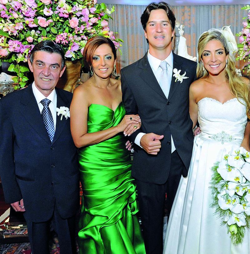 CASAMENTO DE DESTAQUE- Bianca Palazzo e Luiz Guilherme Peralta casaram-se em bonita cerimônia no Graciosa Country Club, seguida de recepção para os convidados no mesmo local. A arquiteta Bianca, linda em vestido assinado por Silvia Fregonese, é filha dos amigos Elizabeth (Calado) e José Antonio Palazzo Moreira da Costa, e o engenheiro Luiz Guilherme, de Maria Heloísa (Alves de Camargo) e Luiz Antonio Peralta. | Gerson Lima