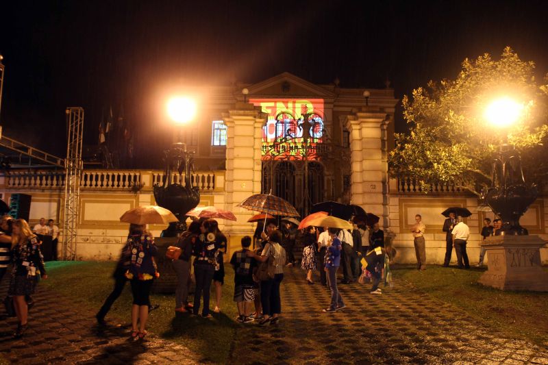 O ponto alto do evento é a iluminação da sede da Sociedade Garibaldi, no Setor Histórico, com os símbolos do Rotary e da campanha internacional End Polio Now, pela erradicação da poliomielite no planeta | Walter Alves/Gazeta do Povo