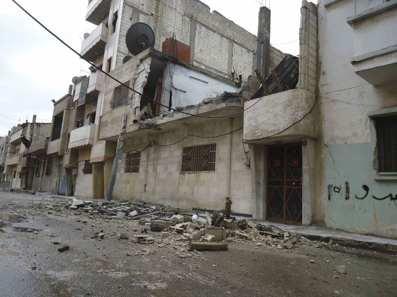 Construções danificadas em rua do bairro Bab Amro, em Homs, na Síria. Avenida Brasil, que fica no mesmo bairro, ficou conhecida como a "Avenida da Morte" | Mulham Alnader/Reuters/Divulgação