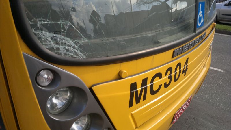 O para-brisa do ônibus ficou danificado após o atropelamento, que ocorreu no cruzamento da Avenida Manoel Ribas com a Rua Alcides Munhoz | Heliberton Cesca/Gazeta do Povo