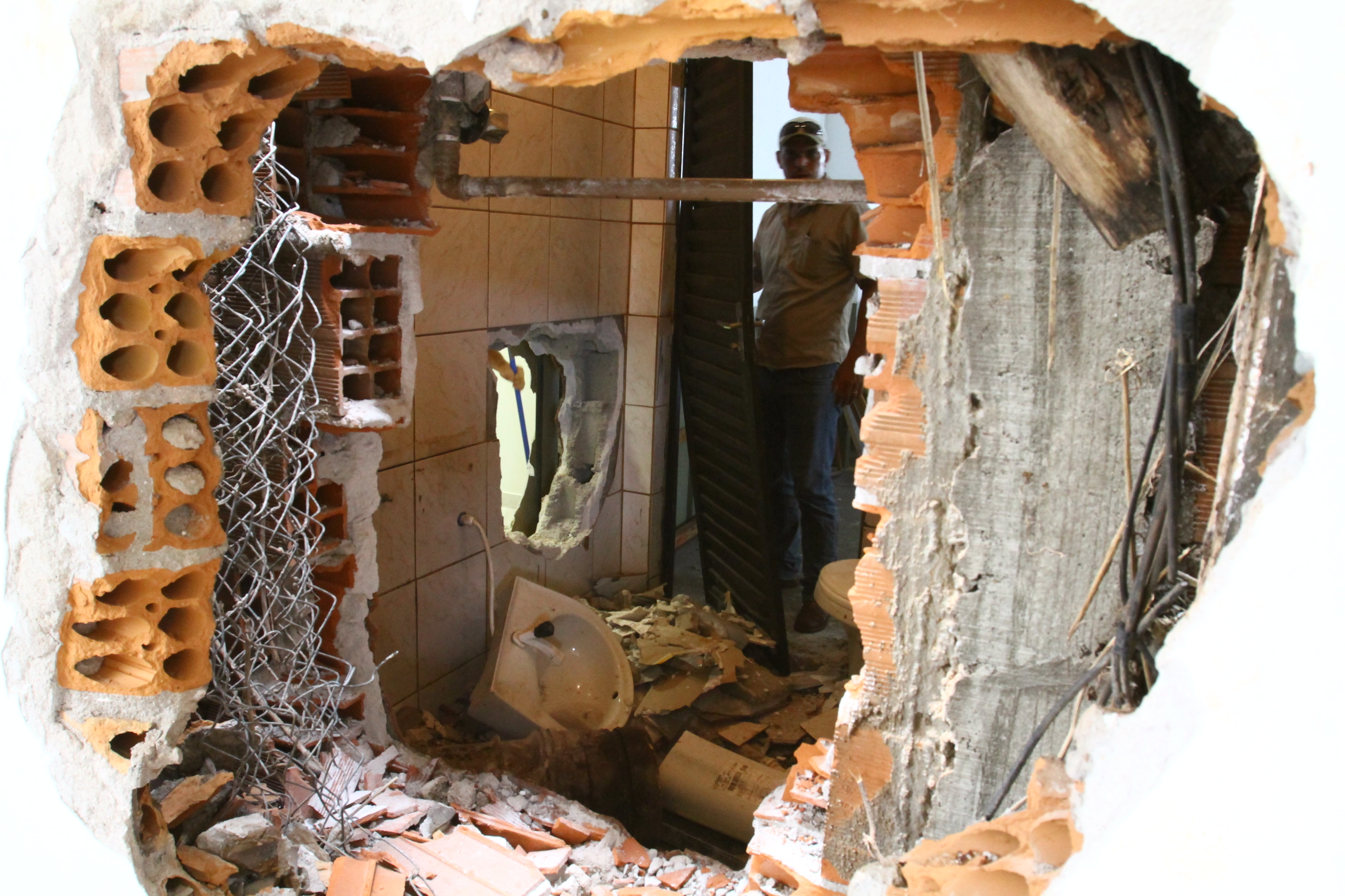 Bandidos abriram buracos nas paredes de uma empresa que fica nos fundos do banco para entrar na agência | Roberto Custódio / Jornal de Londrina