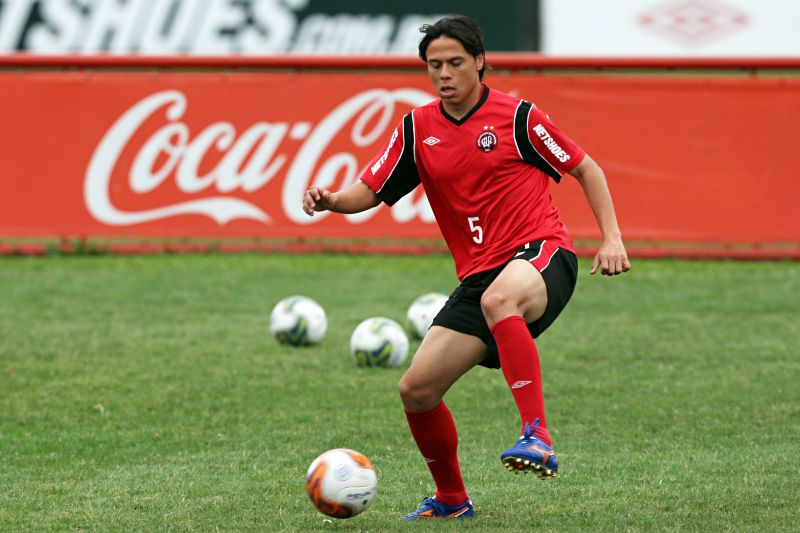 Esquecido no futebol português, volante Renan Teixeira espera recomeçar a carreira no Atlético sob o comando de Carrasco | Walter Alves/ Gazeta do Povo
